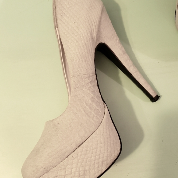 Snakeskin design, platform heels, size 9 - Picture 7 of 7